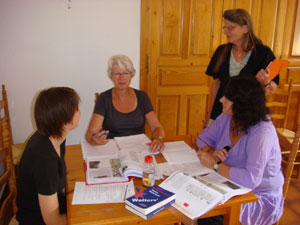 Marjanne Haitsma (l) met deelnemers aan de Pyrenee&euml;nweek